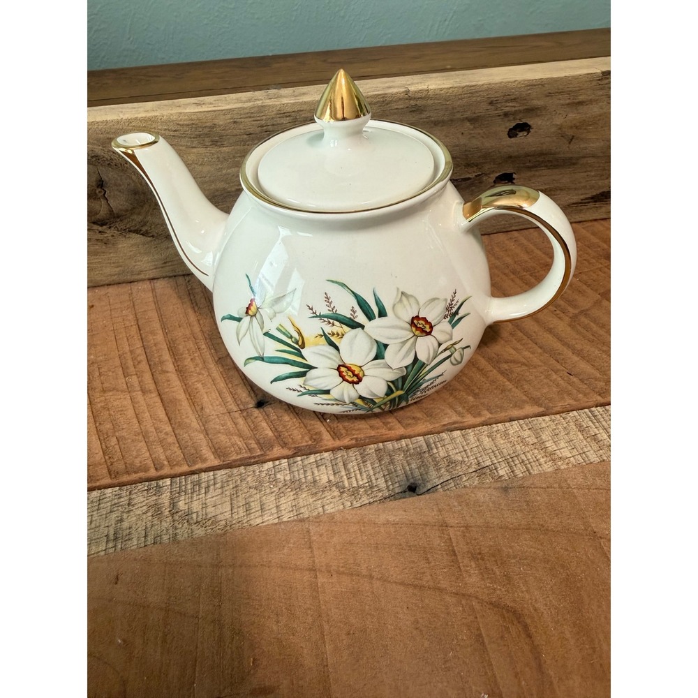 Gibson Staffordshire England Daffodil Teapot Taunton Vale Gold Trim England